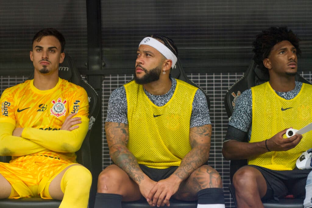 Memphis no banco de reservas, logo em sua primeira partida; holandês virou febre entre os torcedores - Kaio Lakaio/Placar