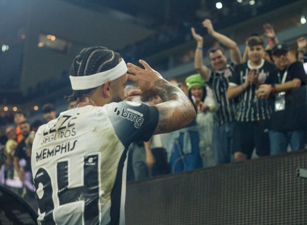 Atacante holandês saudando a torcida do Timão em seu primeiro jogo na Neo Química Arena - Kaio Lakaio/Placar