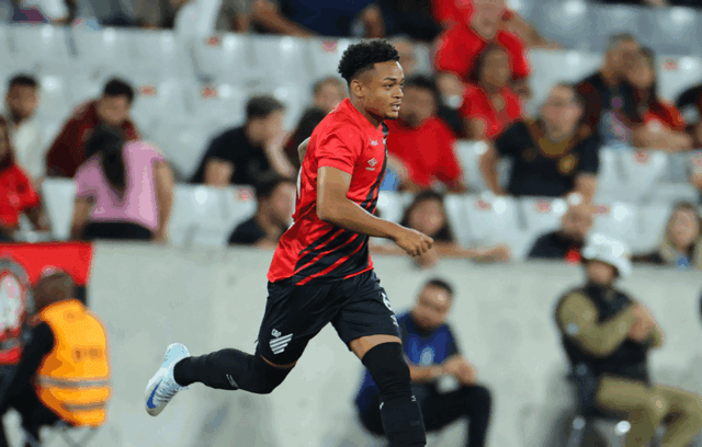 Jogador do Athletico Paranaense é condenado a prisão por estupro