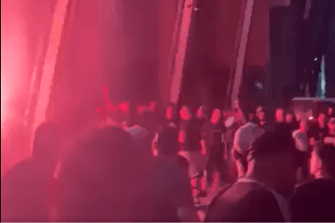 Torcedores gregos invadem estádio para protestar contra venda de joia do clube