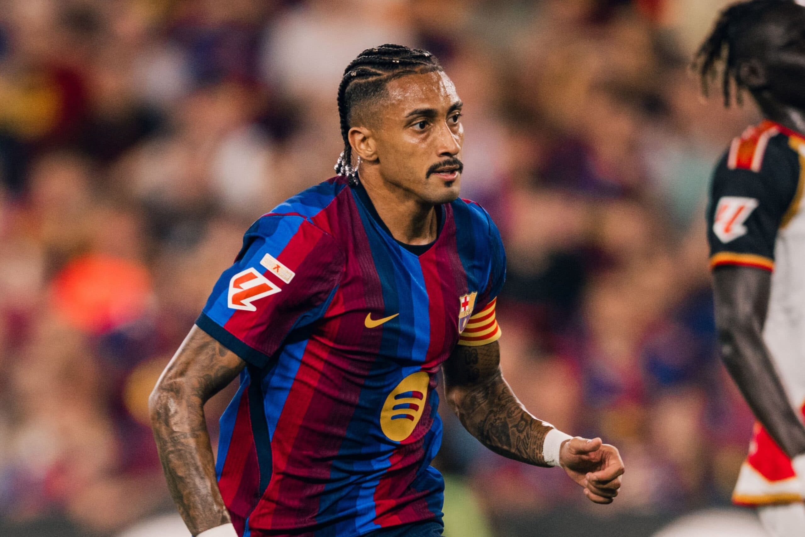Novo ‘9’ do ciclo? Raphinha brilha no centro do ataque do Barça