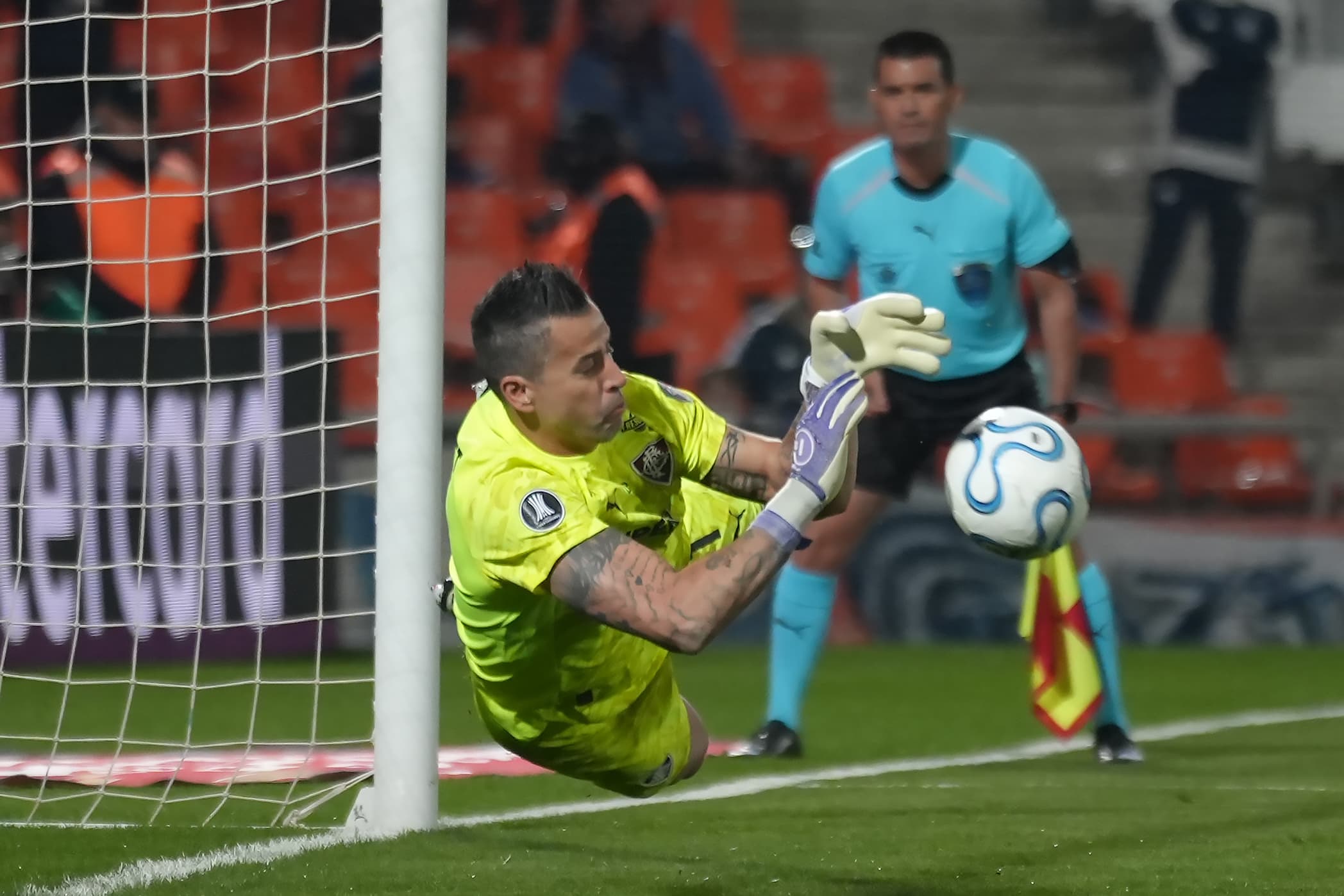 Fábio decide nos pênaltis e Fluminense passa de Rivadavia