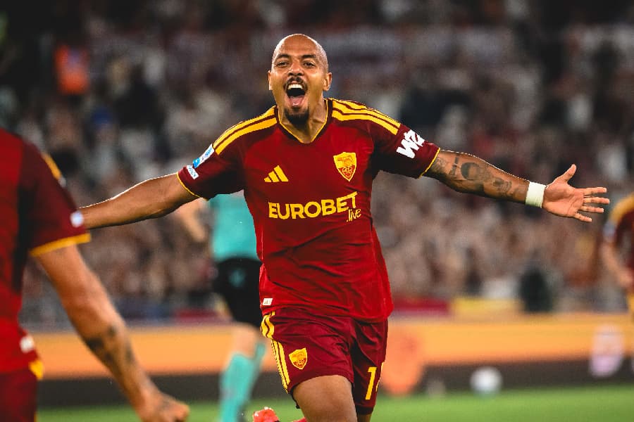 Roma atropela Fiorentina com hat-trick de Malen na estreia do Italiano