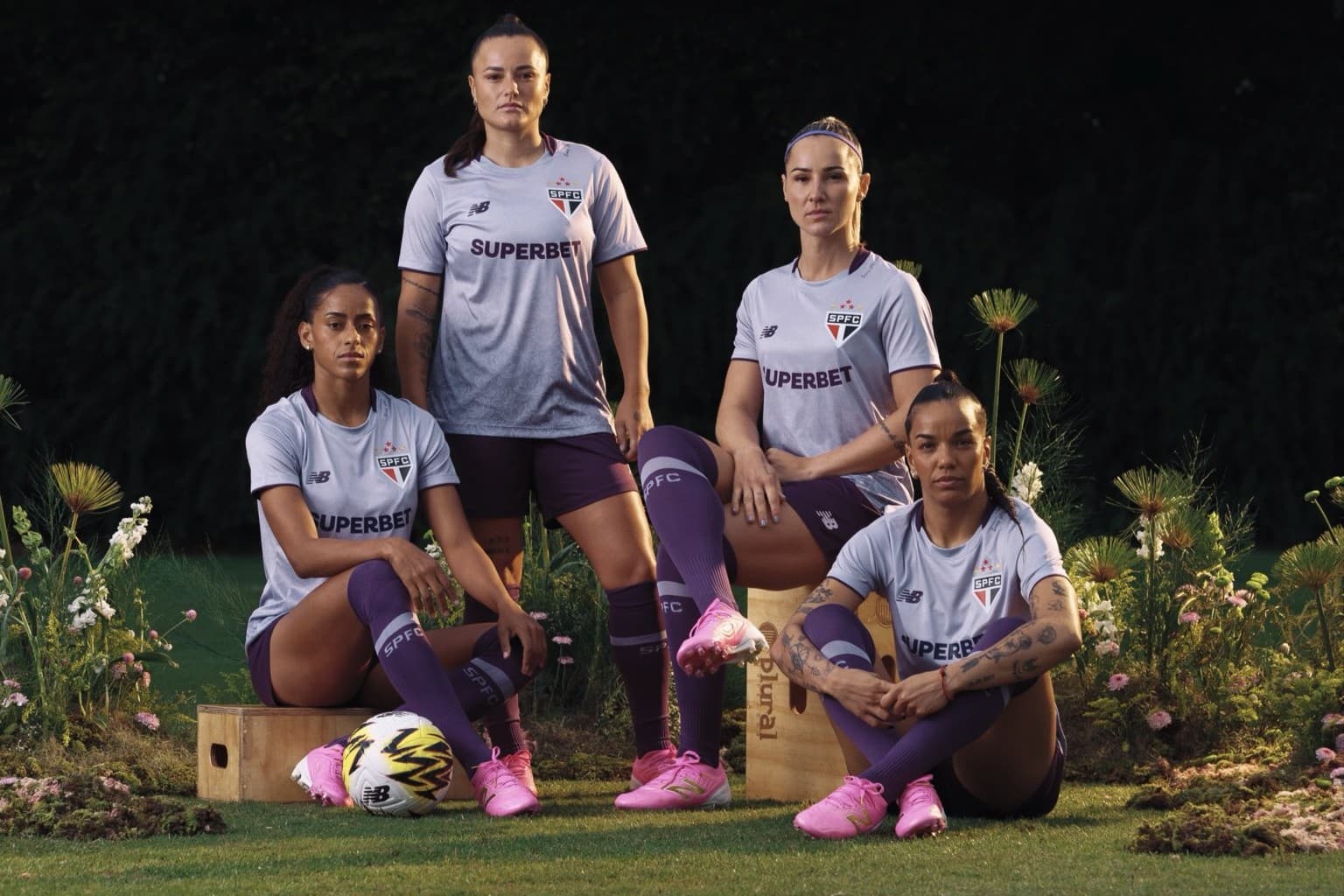 São Paulo lança nova camisa exclusiva para time feminino