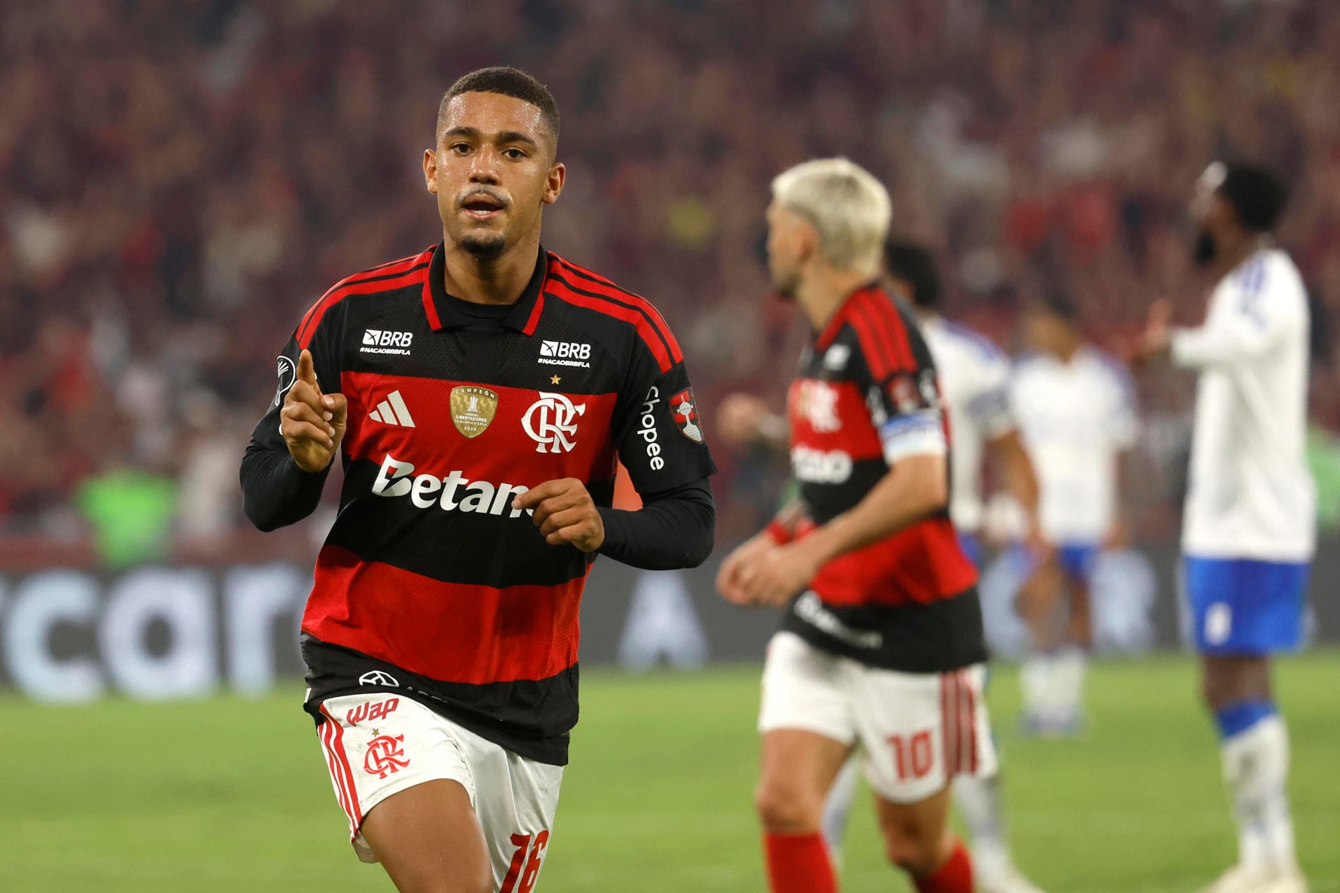 Em jogo de golaços, Flamengo supera Cruzeiro no Maracanã e avança