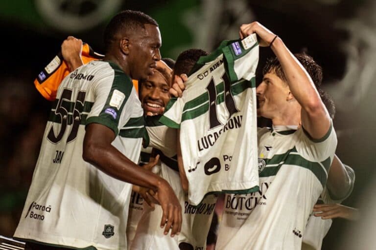 Coritiba resiste à pressão da Chapecoense e vence no Couto Pereira