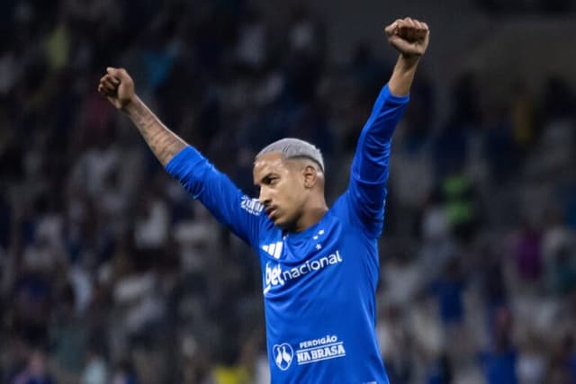 Cruzeiro vira no apagar das luzes e impede liderança do Flamengo