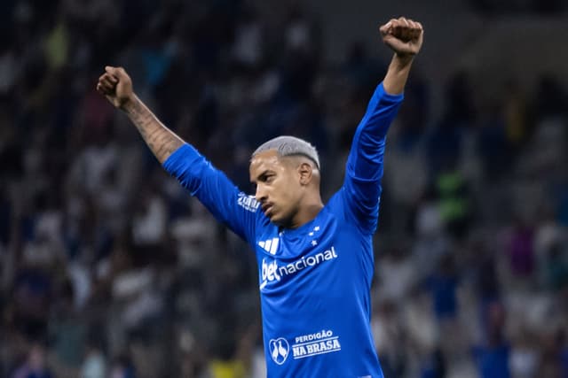 Cruzeiro vira no apagar das luzes e impede liderança do Flamengo