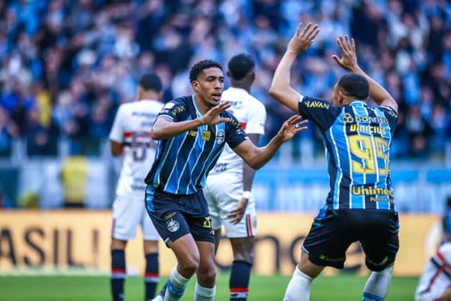 Pavón decide de falta, Grêmio vira sobre o São Paulo e respira