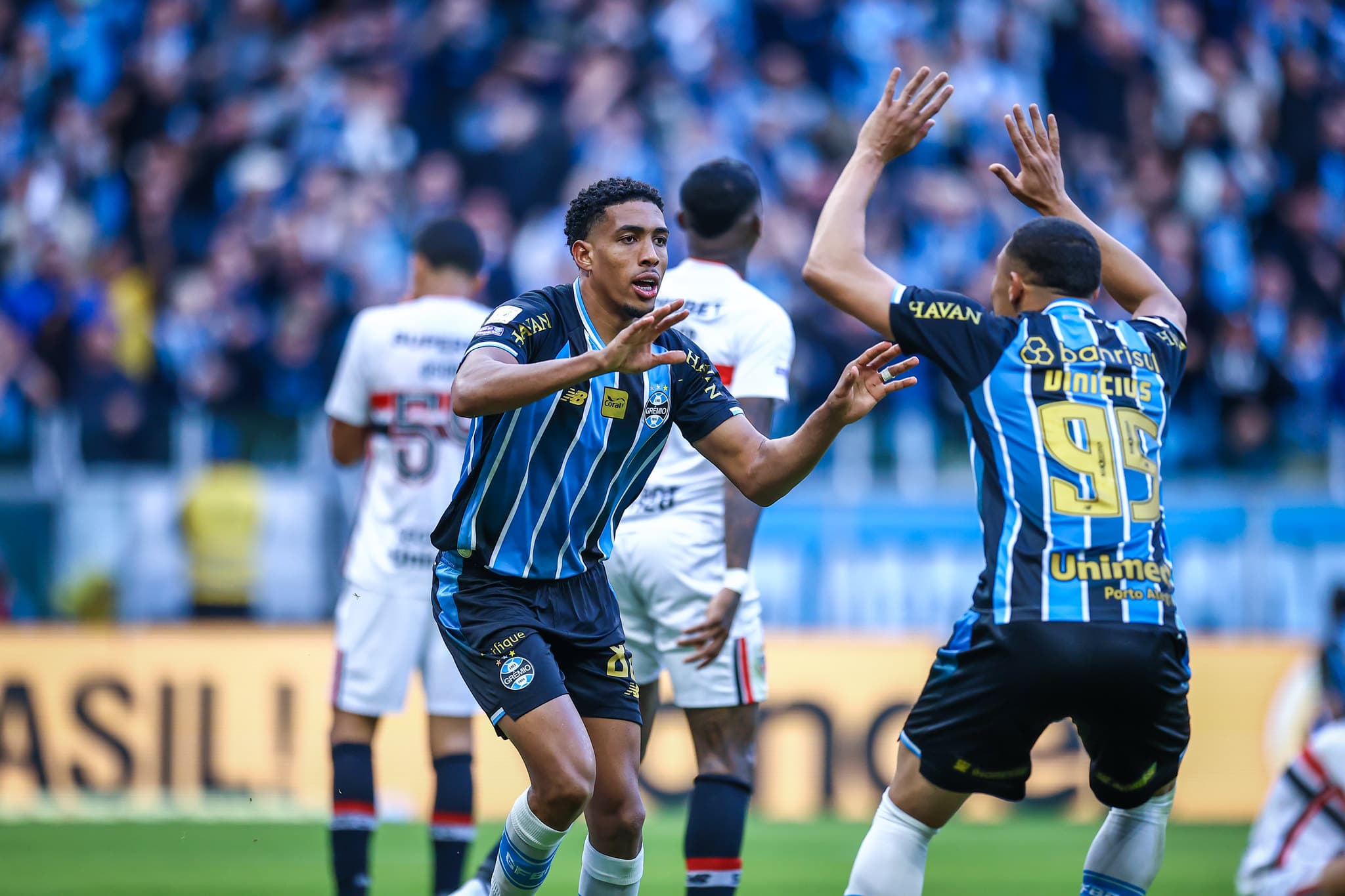 Pavón decide de falta, Grêmio vira sobre o São Paulo e respira
