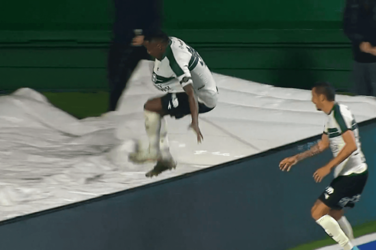 Zagueiro do Coritiba faz gol, cai em túnel durante comemoração e VAR anula o lance