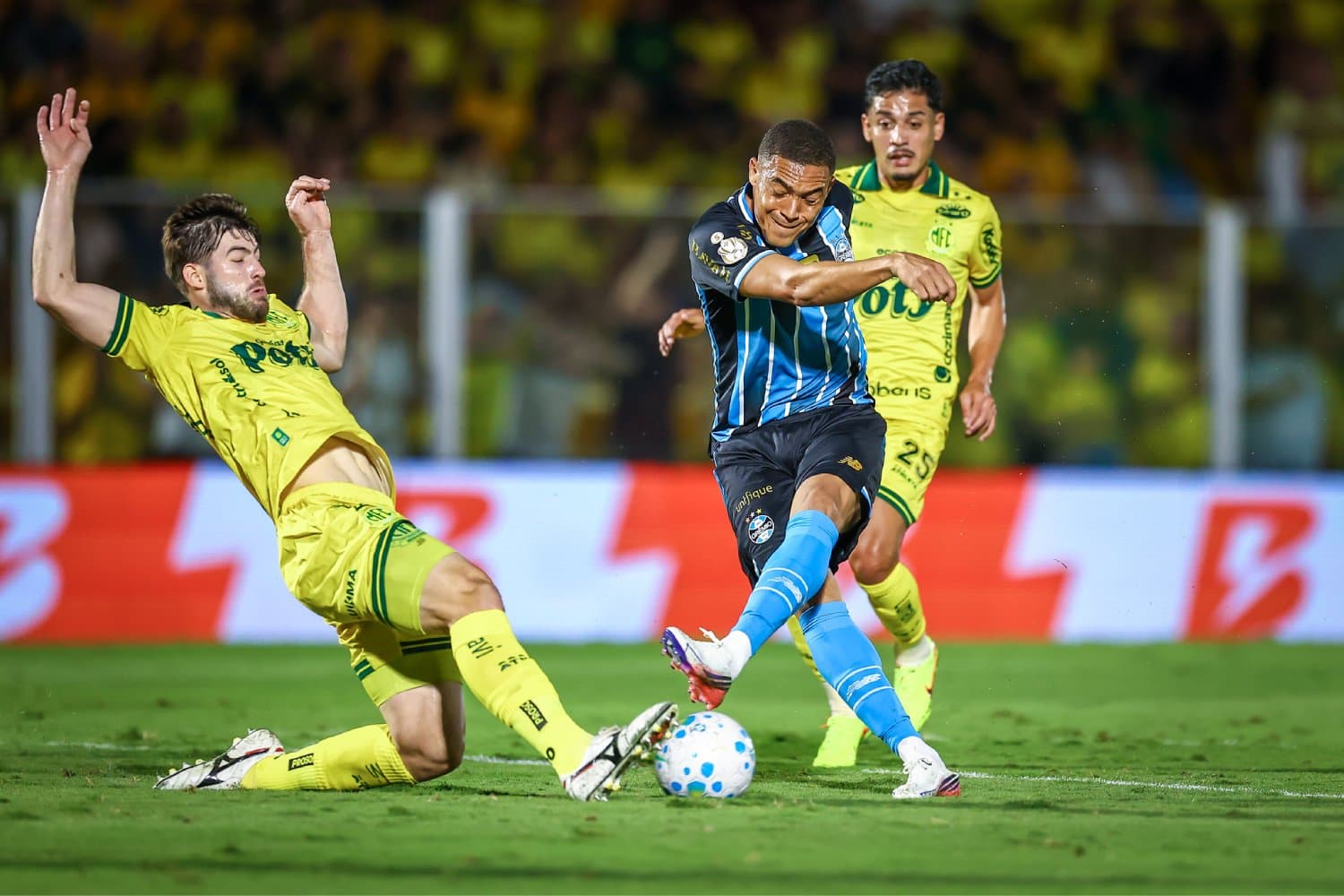 Mirassol sai na frente, mas Grêmio reage e garante empate fora