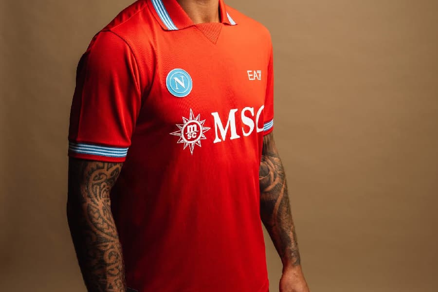 Napoli lança terceiro uniforme na cor vermelha; veja fotos