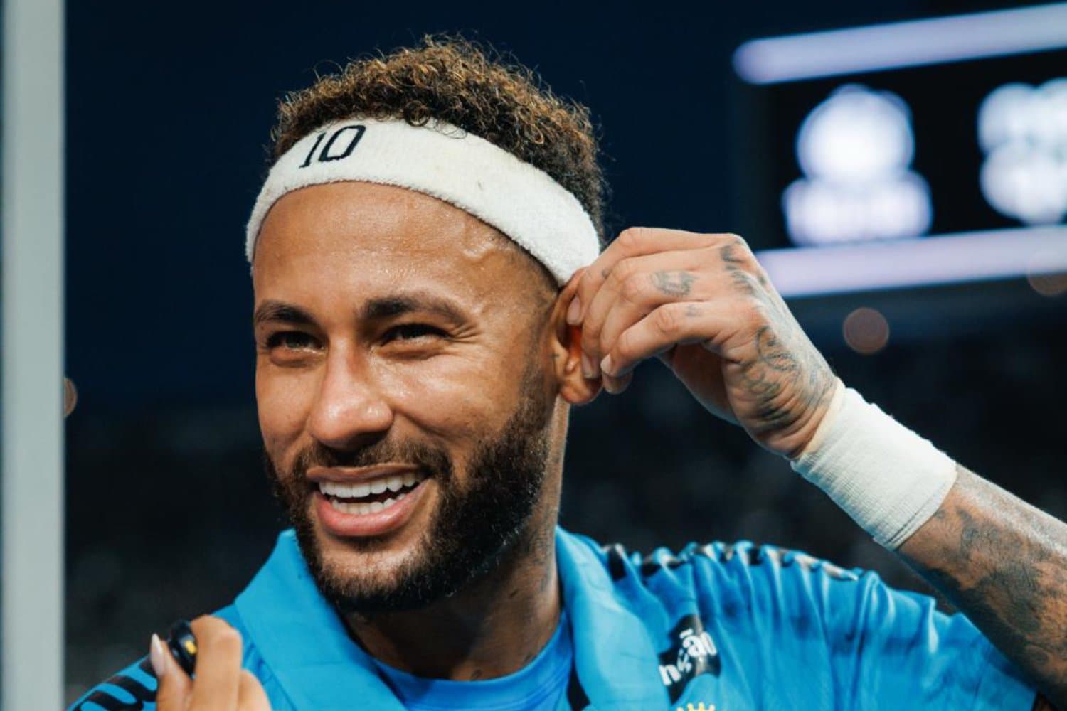 Neymar com faixinha ao estlo Memphis Depays