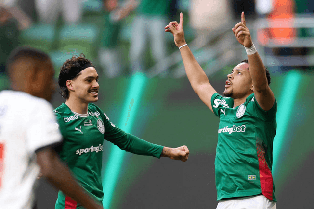 Com blitz no segundo tempo, Palmeiras goleia Vasco e consolida liderança
