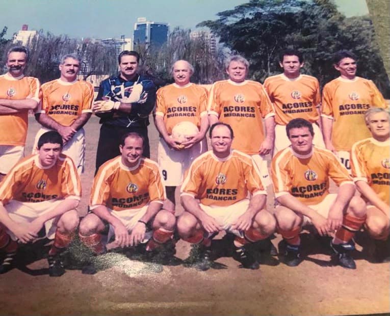 Percival Moricato (na fileira de cima, com a bola na mão) durante seus tempos de futebol de várzea (Acervo Pessoal)