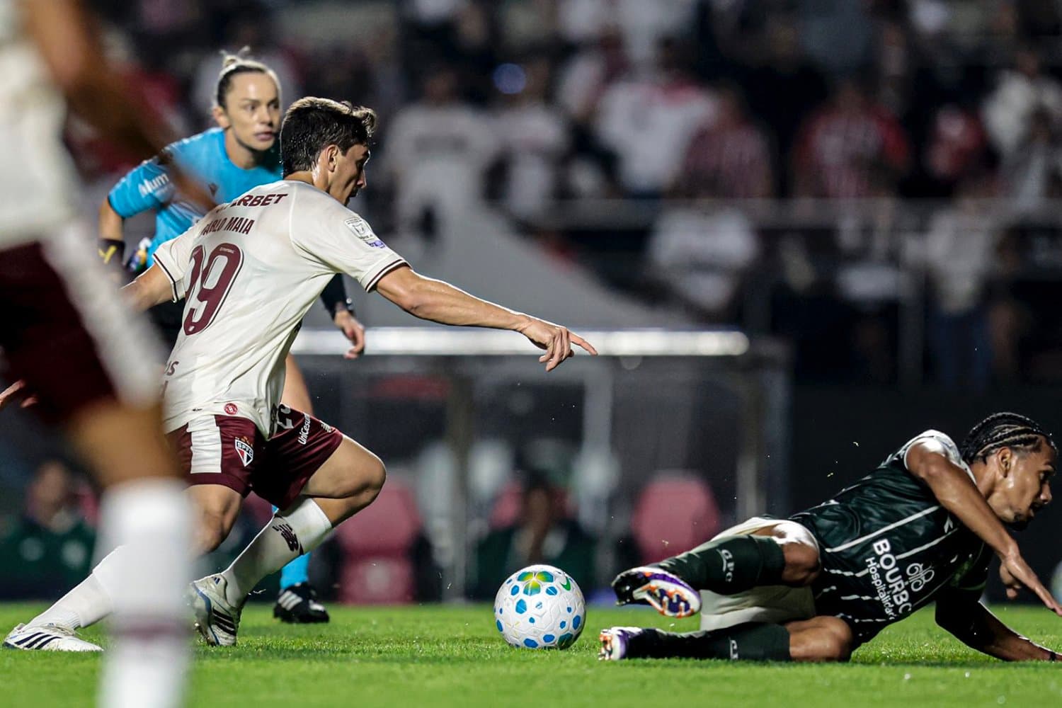 São Paulo cede empate ao Coritiba e amarga nono jogo sem vitória