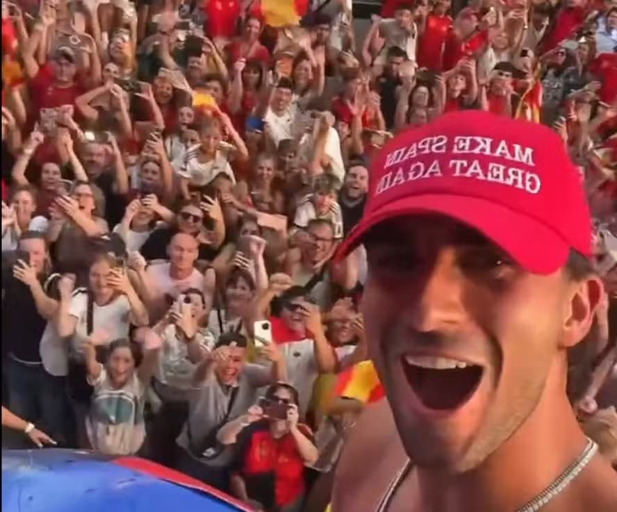 Por que herói da Espanha na Copa usou boné com ‘slogan de Trump’