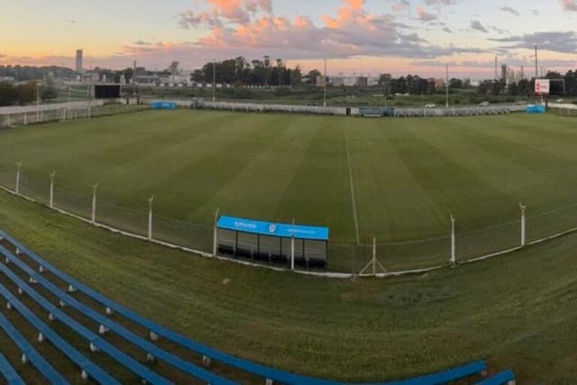Bola chutada para fora de jogo da segunda divisão uruguaia provoca acidente em rodovia