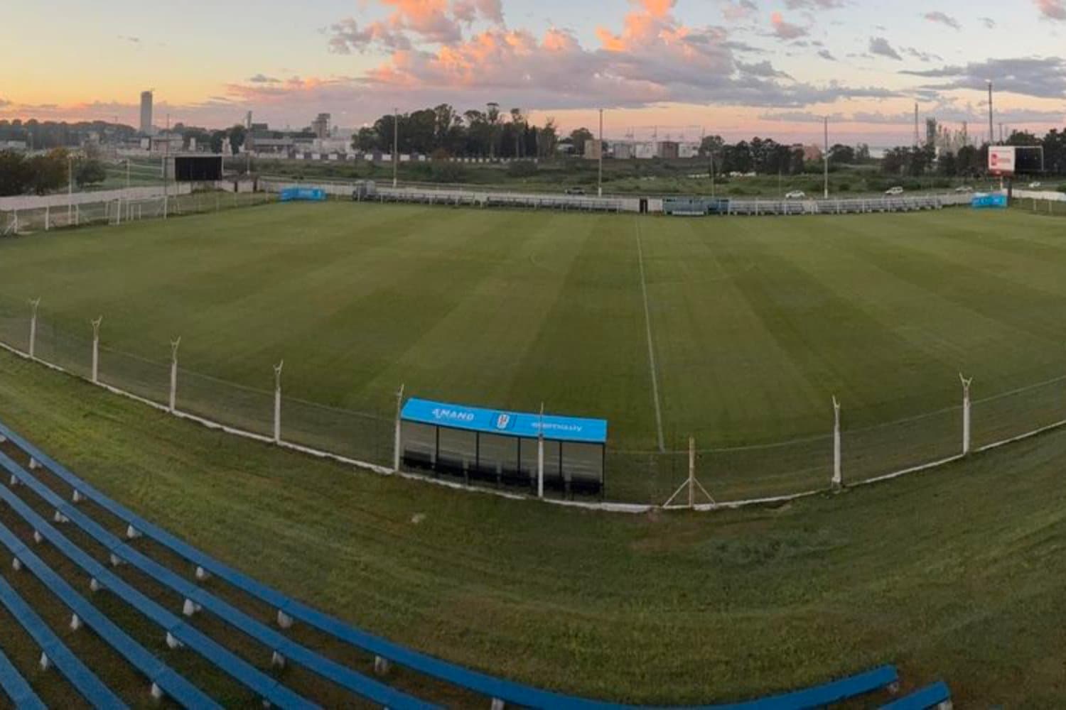 Bola chutada para fora de jogo da segunda divisão uruguaia provoca acidente em rodovia
