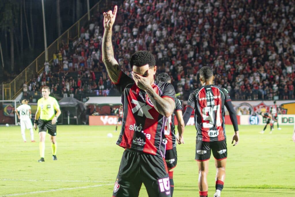 Com gol de Matheuzinho, Vitória bate Botafogo e encerra jejum no Brasileirão