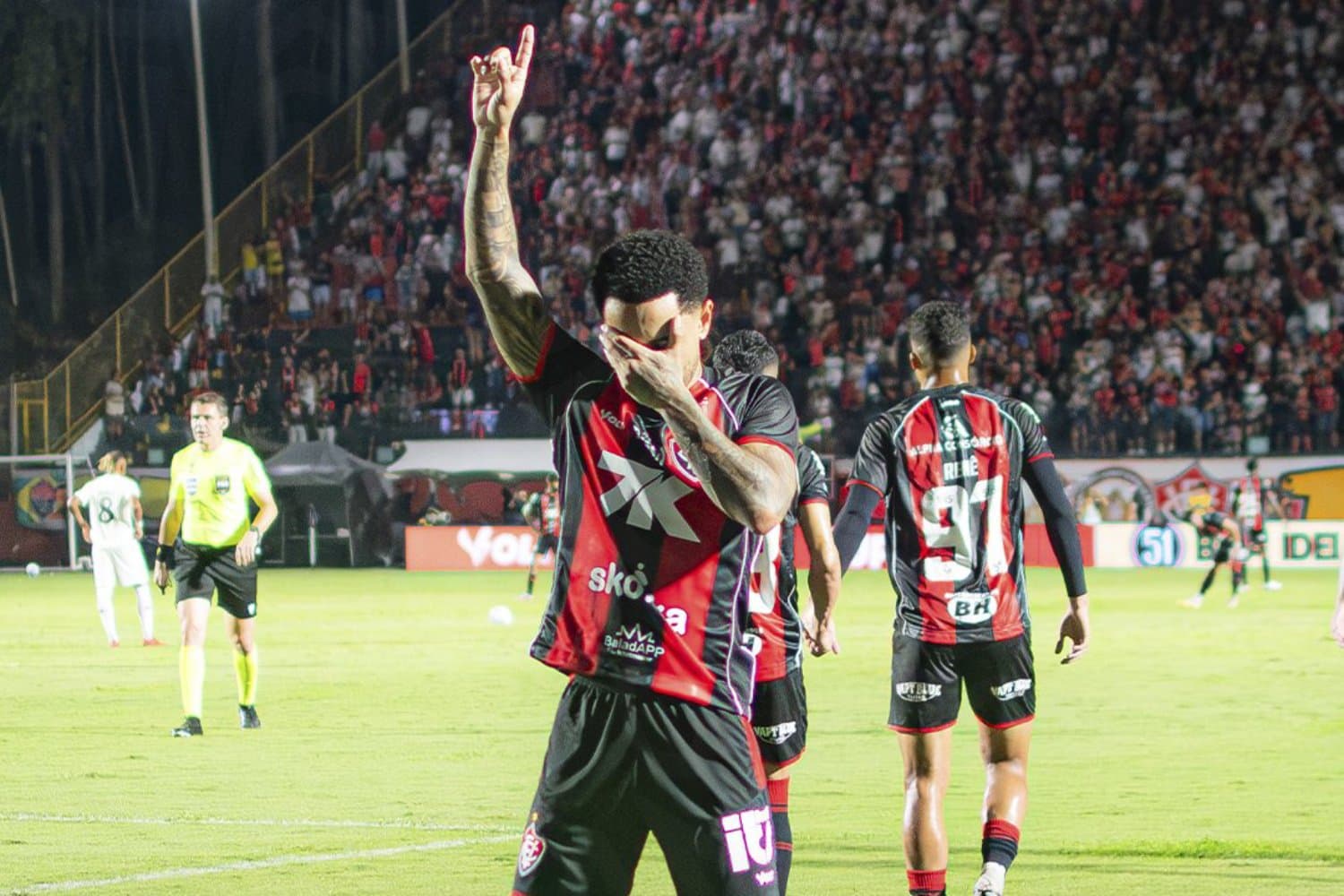Com gol de Matheuzinho, Vitória bate Botafogo e encerra jejum no Brasileirão