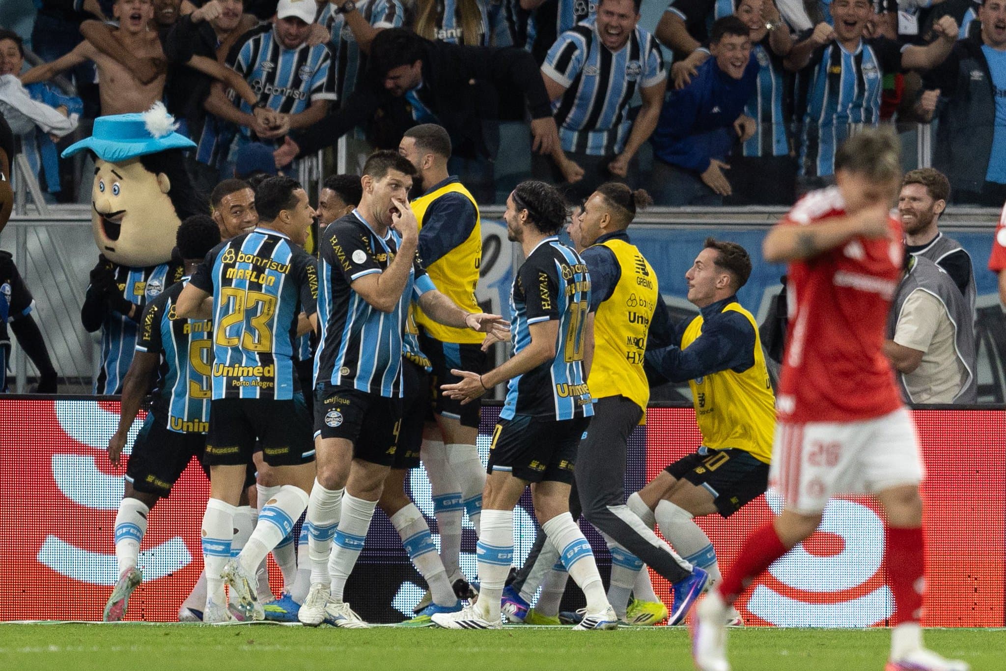 Grêmio domina, vence e elimina o Inter na Copa do Brasil