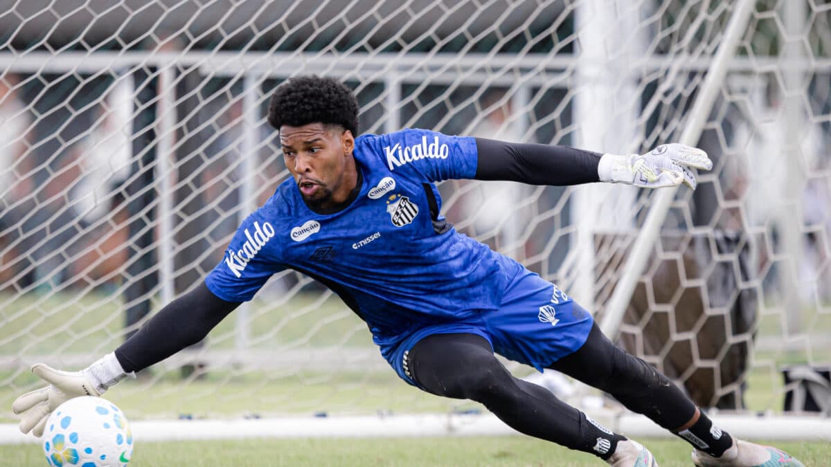 Novo goleiro do Santos tem só 5 jogos na carreira e já foi afastado