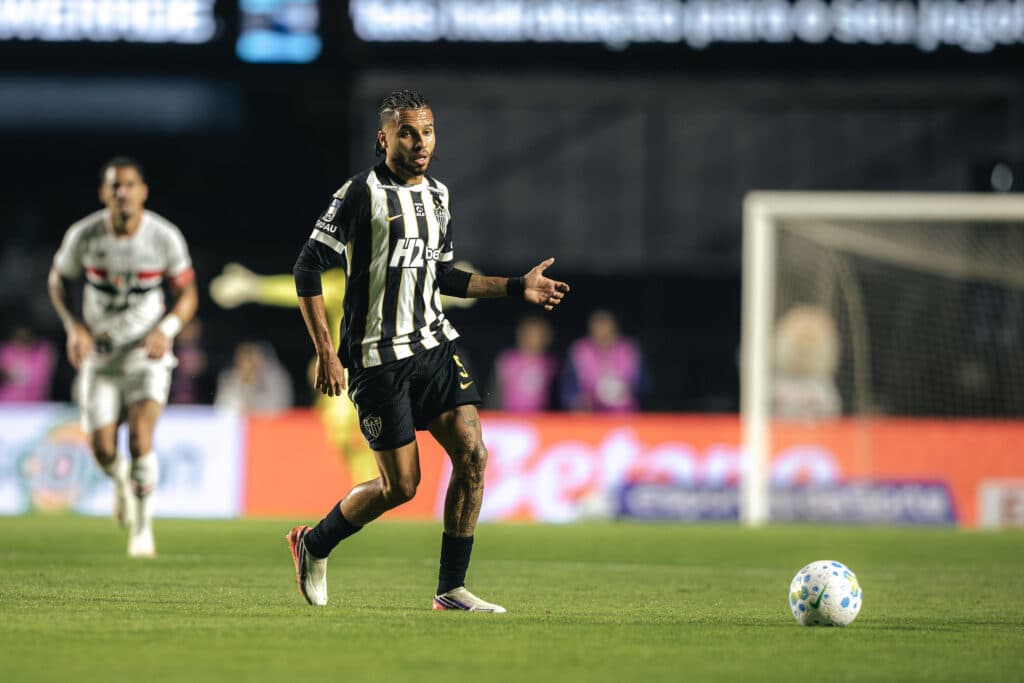 Meia do Atlético-MG é suspenso por vídeo provocando Kaio Jorge