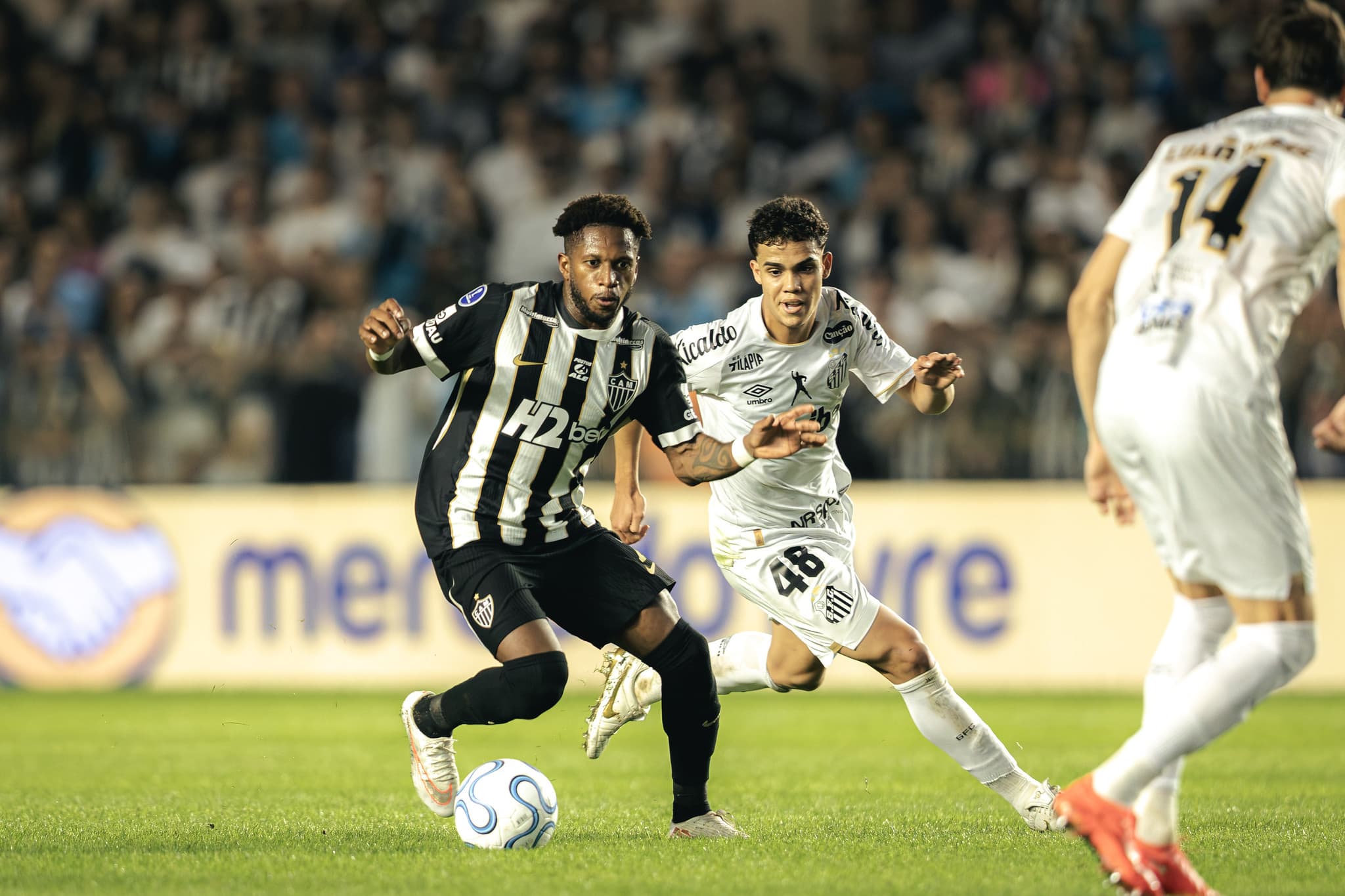 Domínguez lamenta excesso de erros, mas vê Galo ‘com vida’