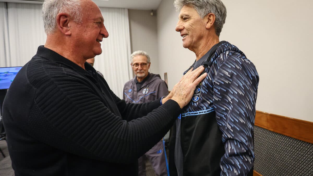 Renato Gaúcho se junta ao Grêmio no Rio e pede união no elenco