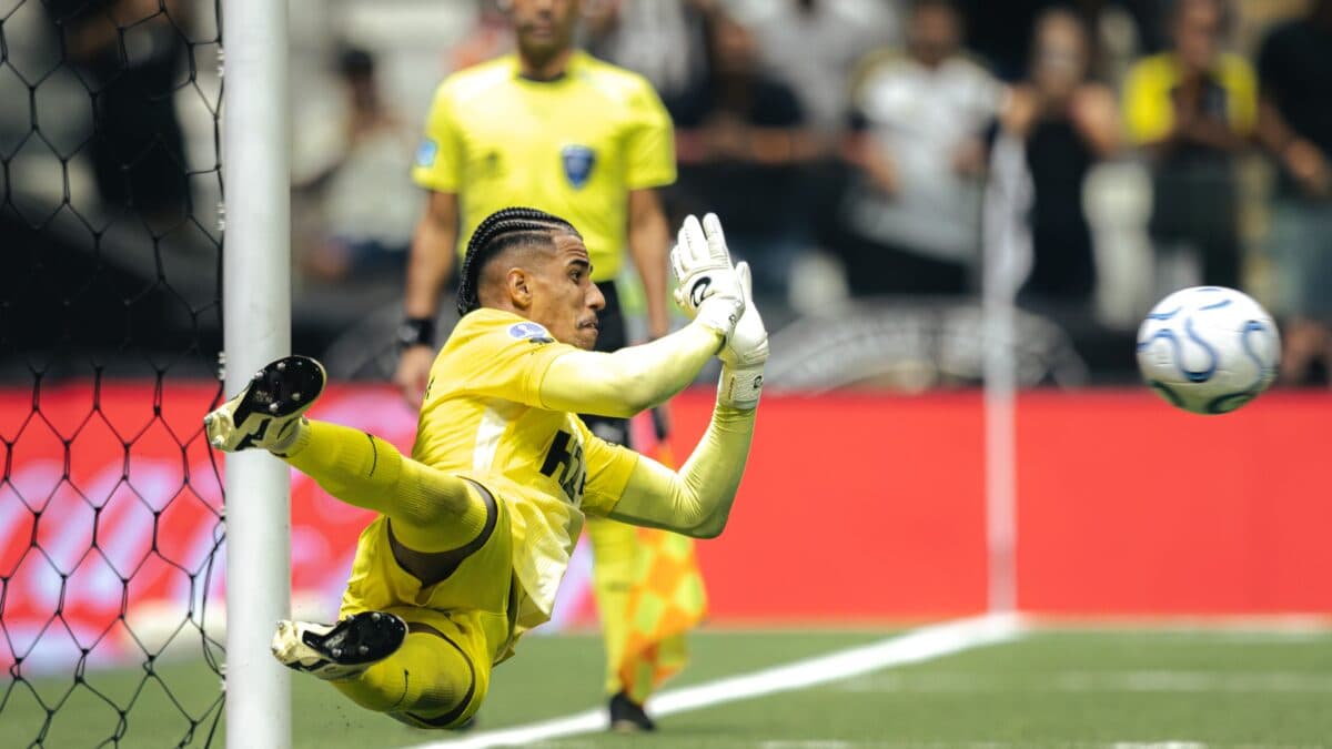 Delfim defende três pênaltis, Atlético bate o Santos e vai à semi
