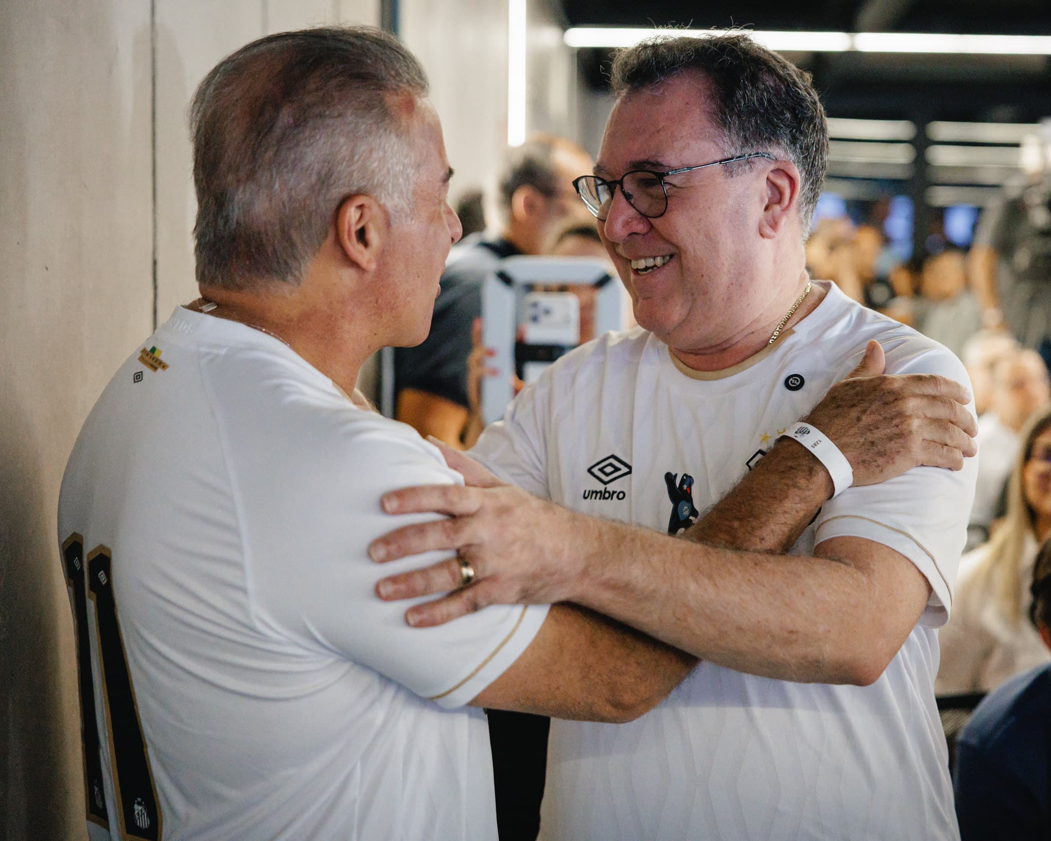 Teixeira (à dir.) abraça apoiador durante evento de lançamento do Instituto Leão do Mar - Raul Baretta/Santos FC