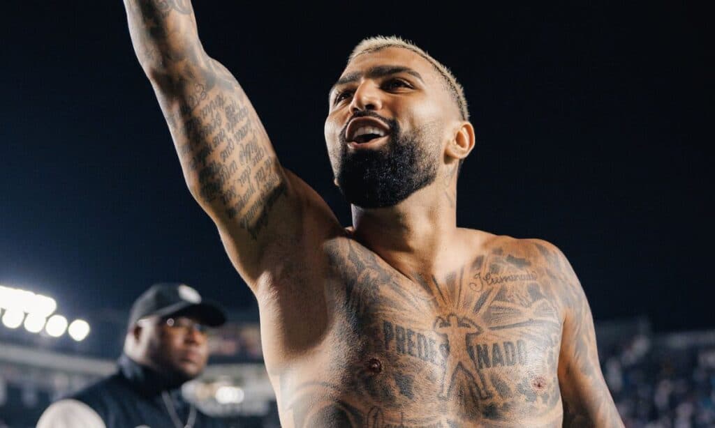 Gabigol dá respostas e acalma Cuca sobre pedido por camisa 9