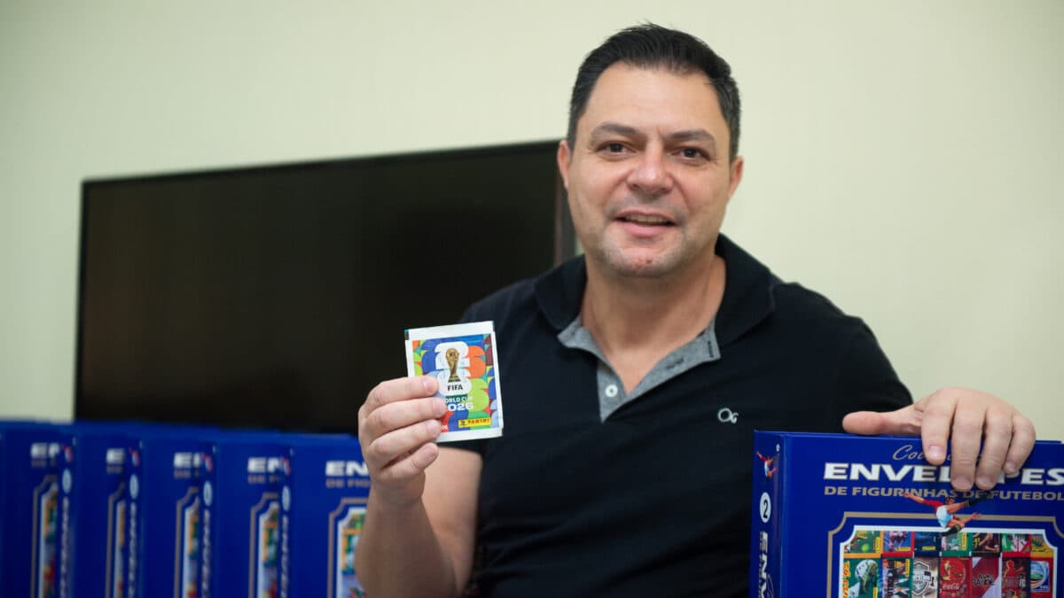 Figurinha é pouco: colecionador guarda o pacotinho das figurinhas