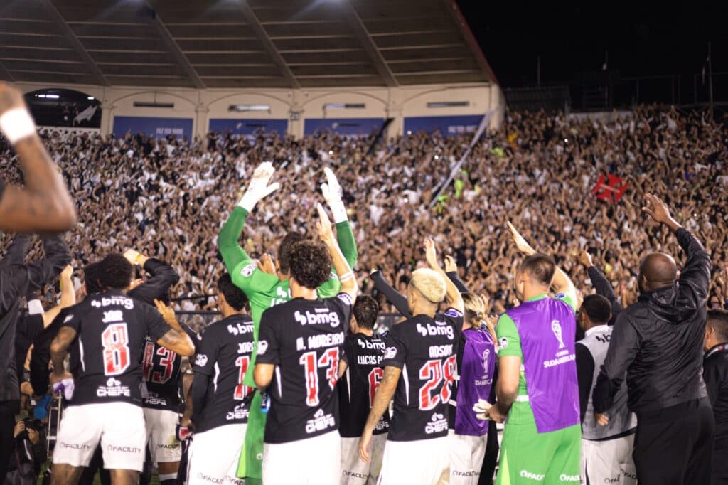 Vasco supera sustos, domina o Santa Fe e avança na Sul-Americana