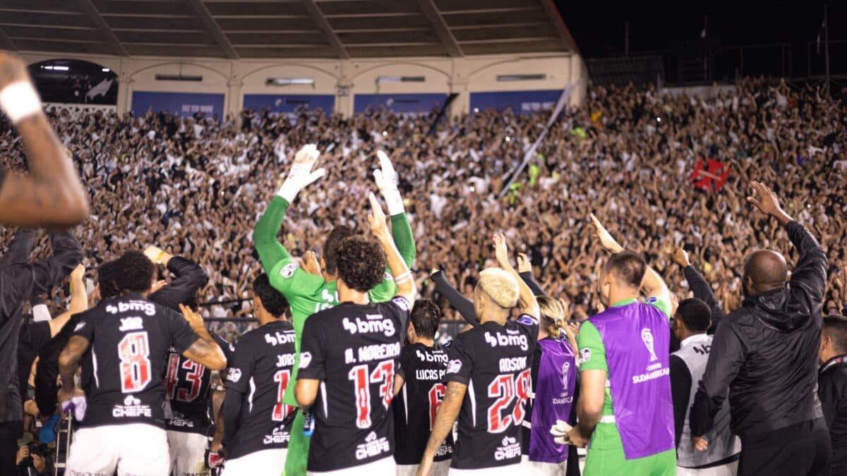Vasco supera sustos, domina o Santa Fe e avança na Sul-Americana
