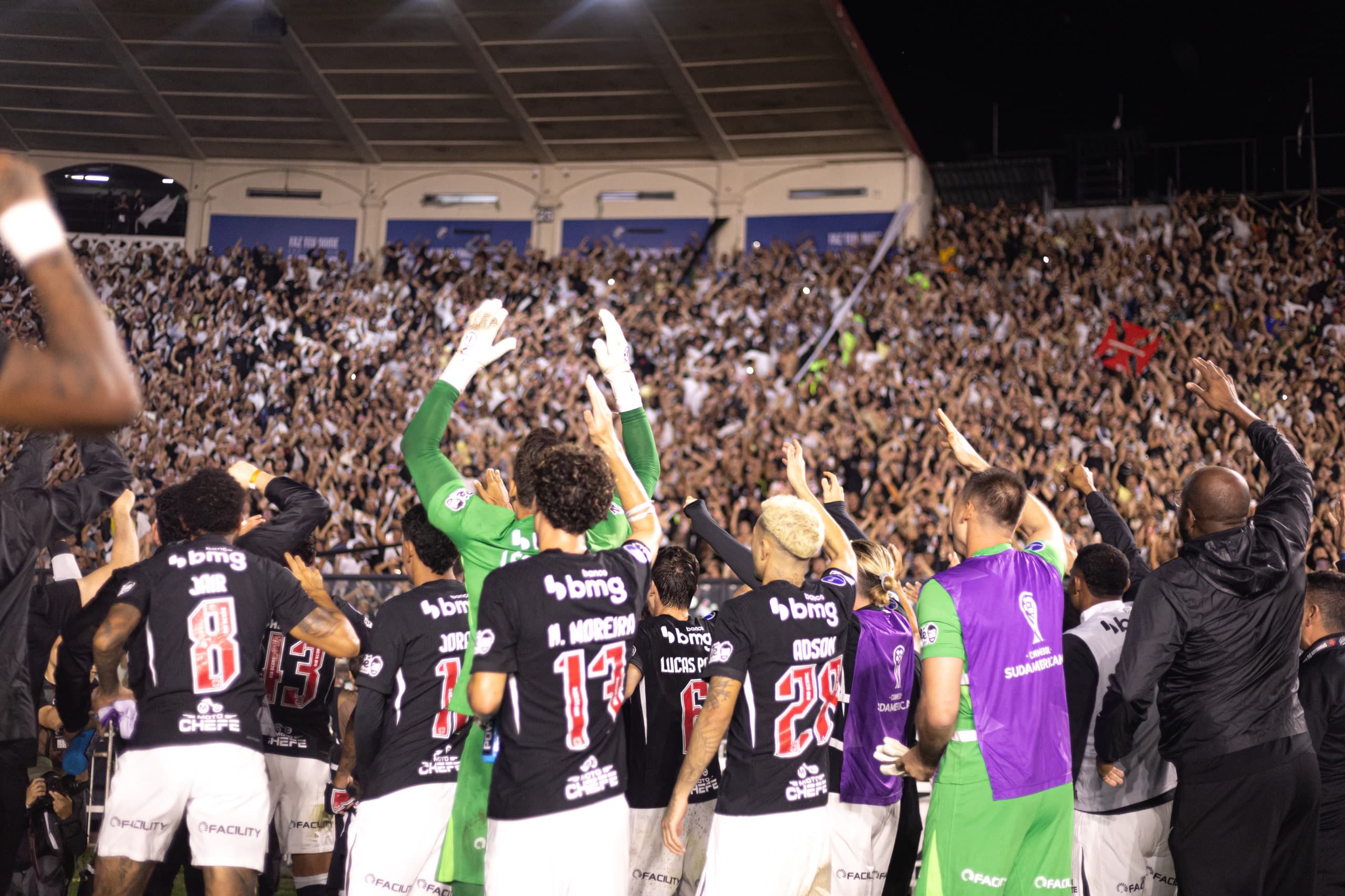 Vasco supera sustos, domina o Santa Fe e avança na Sul-Americana