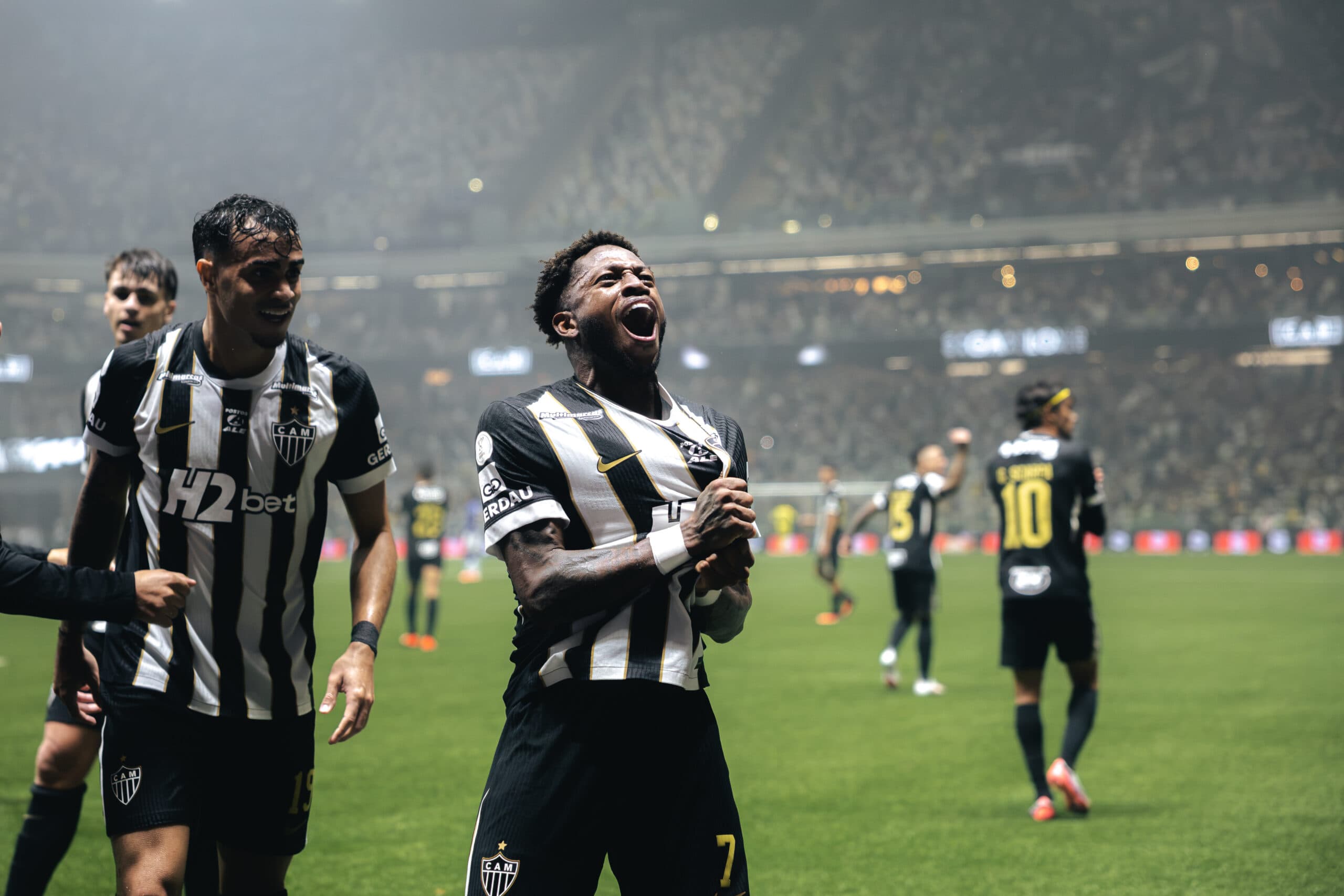 Com um a mais, Atlético amassa, vira clássico e elimina Cruzeiro