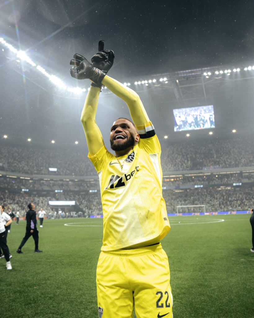 Goleiro do Atlético, Éverson, faz símbolo de torcida organizada - Pedro Souza / Atlético