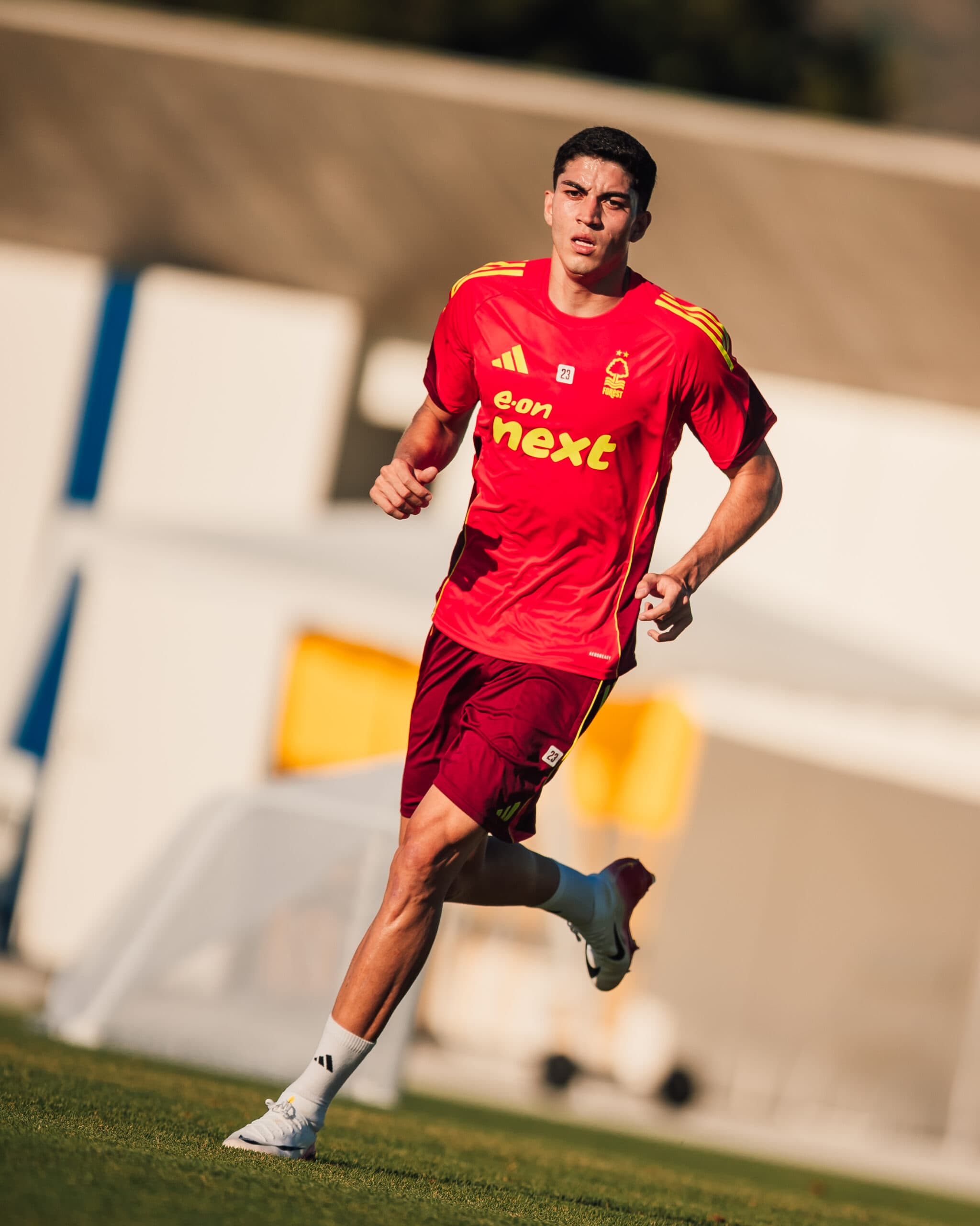 Jair com a camisa do Nottingham Forest - Reprodução/@NFFC