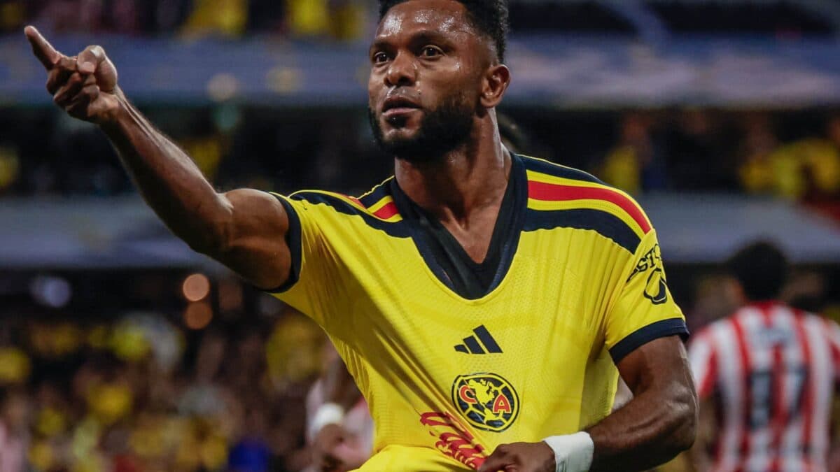 Borja, ex-Palmeiras e Grêmio, marca até de bicicleta em clássico no México