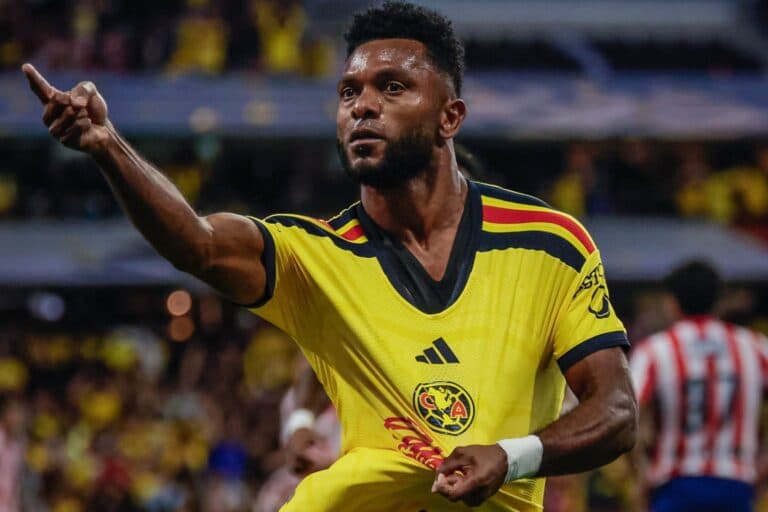 Borja, ex-Palmeiras e Grêmio, marca até de bicicleta em clássico no México