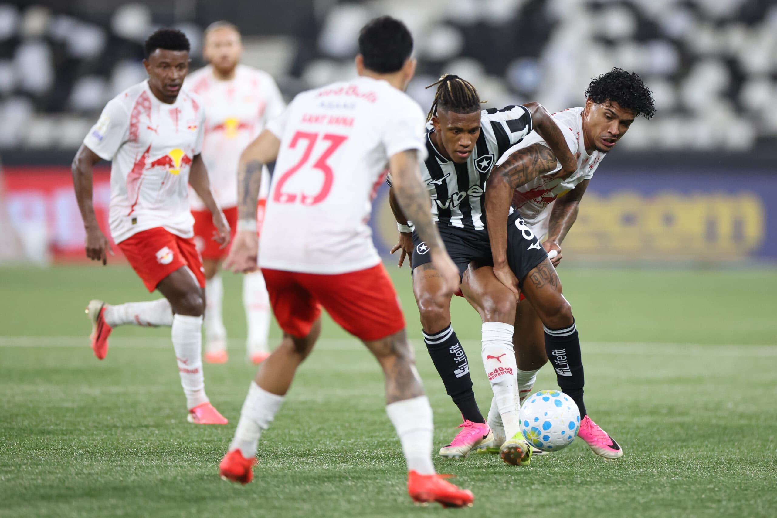 Bragantino sofre expulsão, e Botafogo arranca empate no Nilton Santos