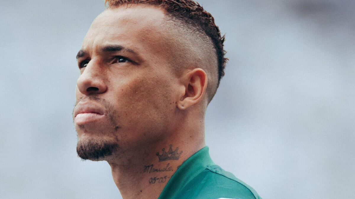 Expulso após aplicação da ‘Lei Vini Jr’, Breno Lopes pede desculpa à torcida