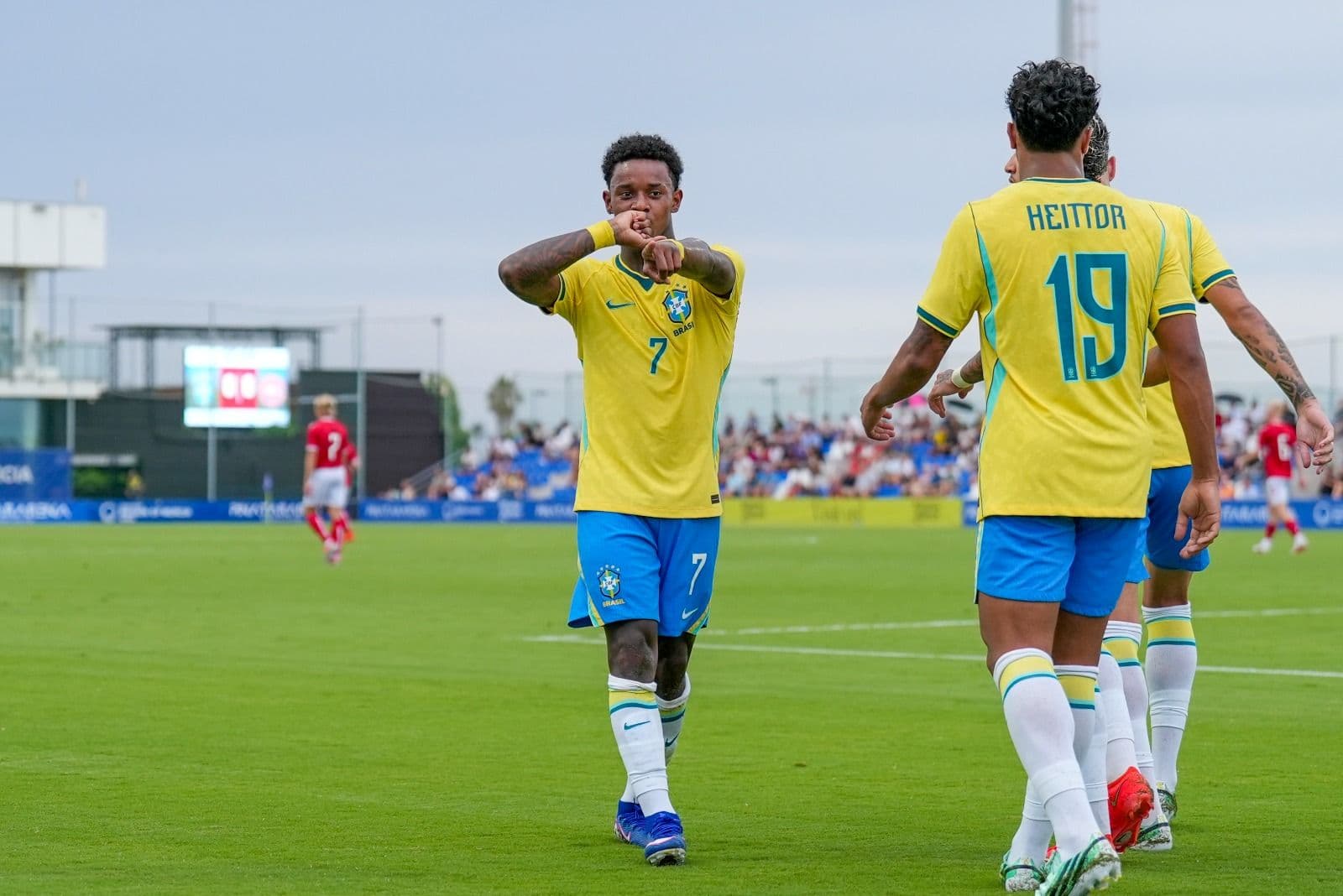 Bruninho, do Shakhtar Donetsk, comemora gol da seleção brasileira contra a Dinamarca - Divulgação / CBF
