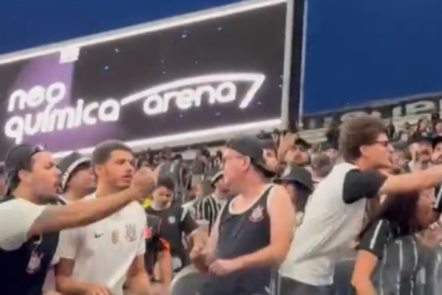 Corintianos que hostilizaram criança estão proibidos de entrar na Arena
