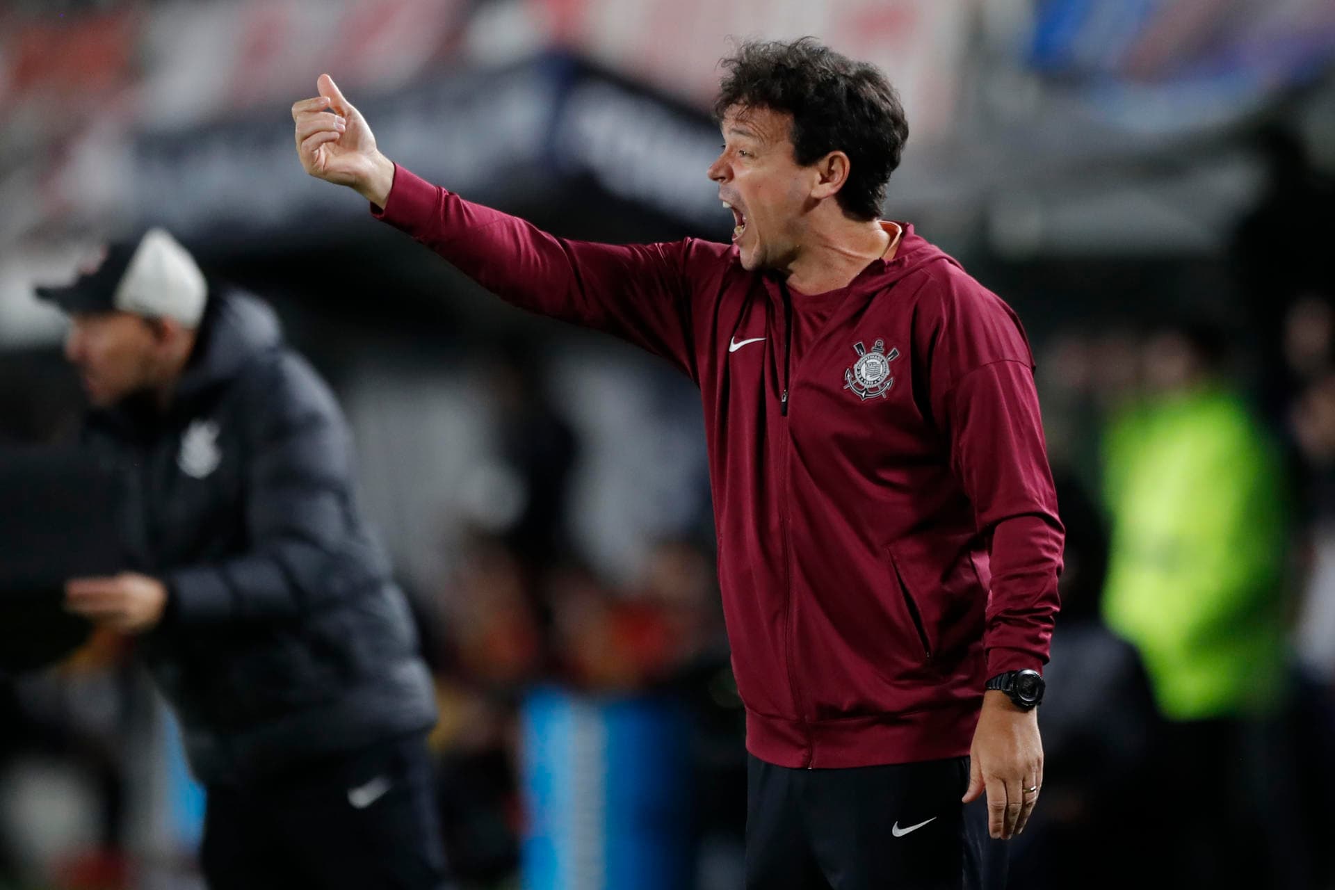 Diretoria banca Fernando Diniz no Corinthians mesmo após eliminação