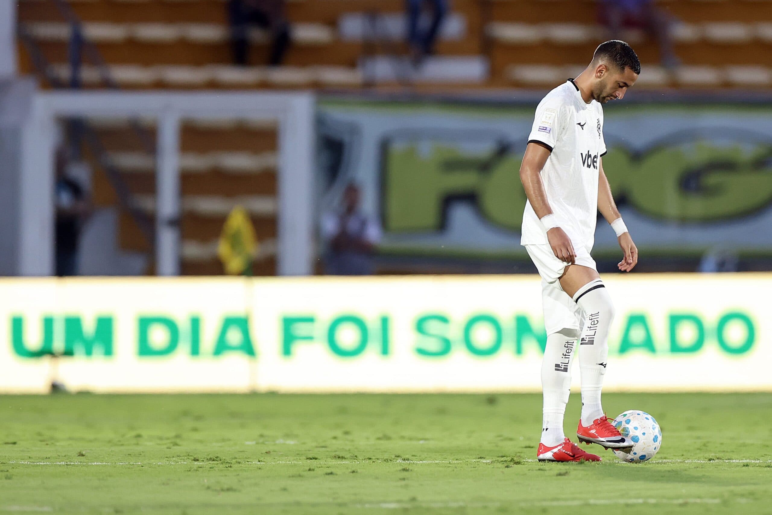 ‘Não estou 100%’, revela Ziyech após estrear com camisa do Botafogo