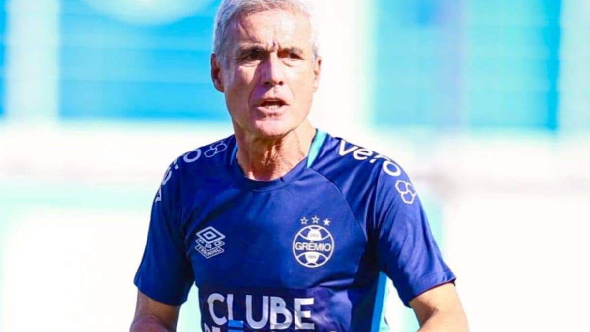 Grêmio busca acordo para parcelar rescisão de Luís Castro, diz portal